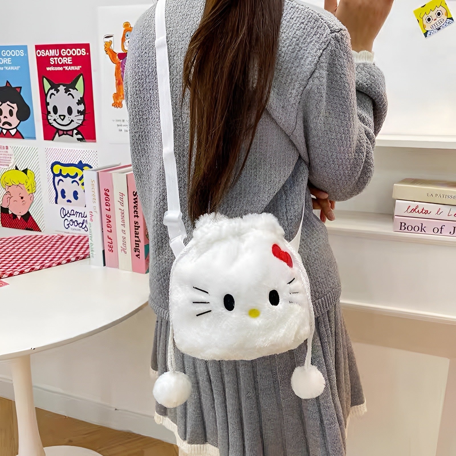 Bijela mekana hello kitty torbica s crvenim srcem na nosu i ukrasnim pom pom resicama